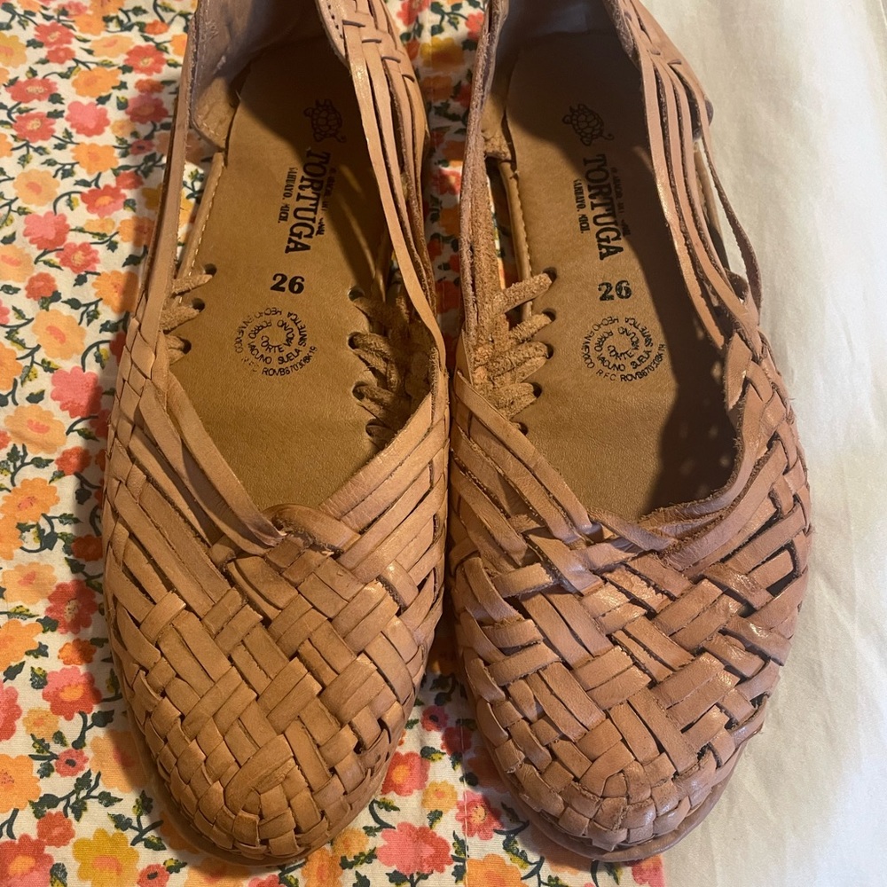 Tortuga Handmade / Handwoven leather sandals / huaraches from Mexico.